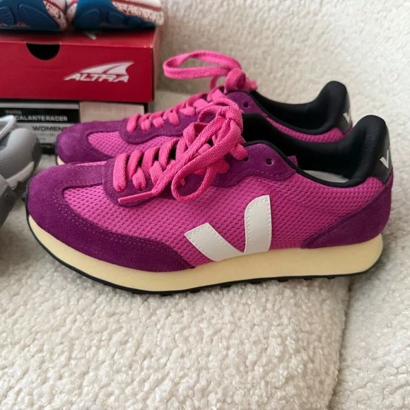 BRAND NEW Never Worn Veja Sneakers - Size 7/38 - Picture 1 of 1